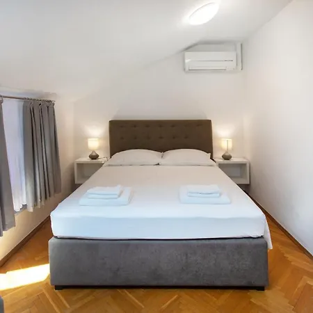 Apartmaji Pri Perotu *