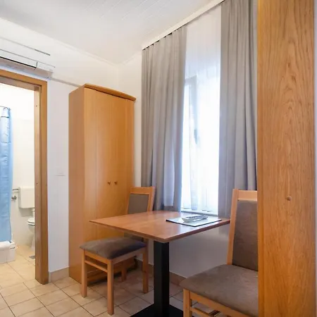 Apartmaji Pri Perotu *