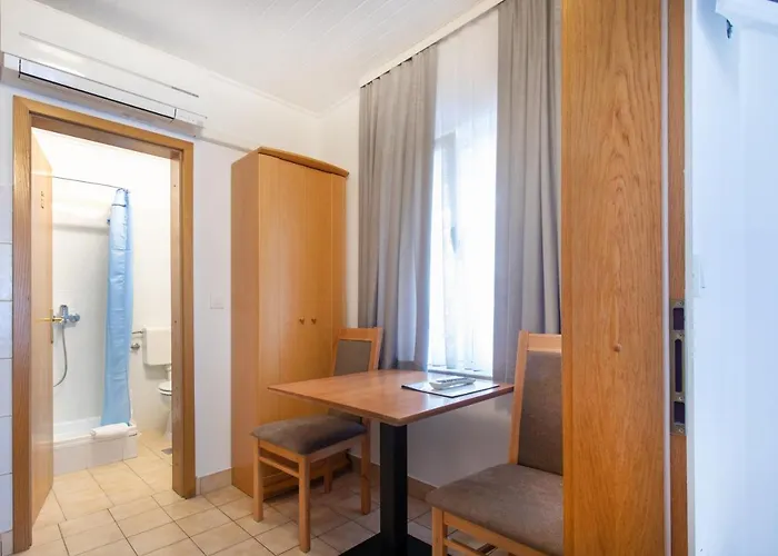 Apartmaji Pri Perotu *